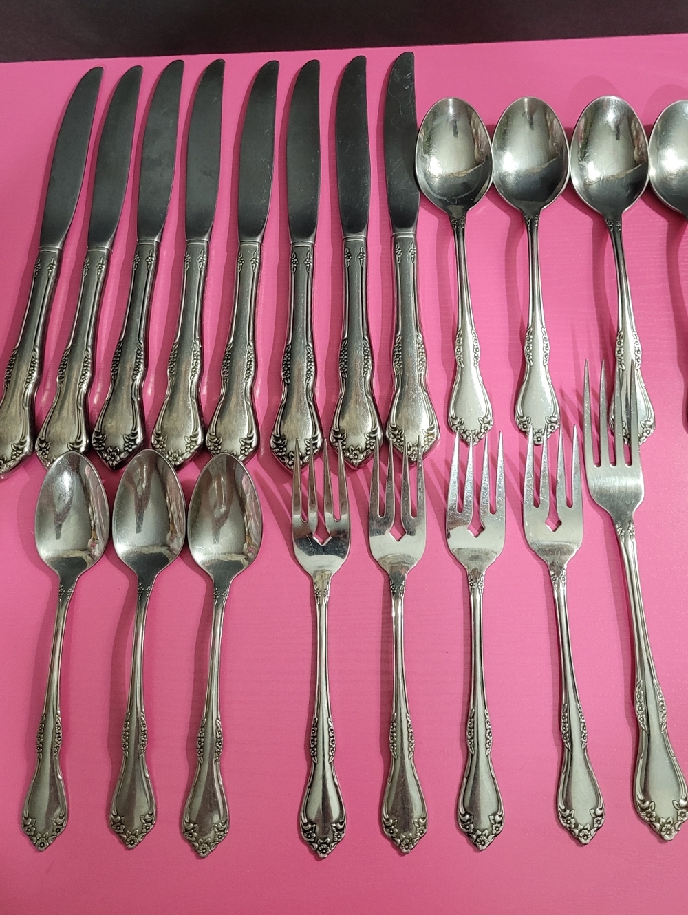 WM.A.Rogers Deluxe Stainless Oneida Ltd. Partial Silverware Set 20 Pieces (0664)